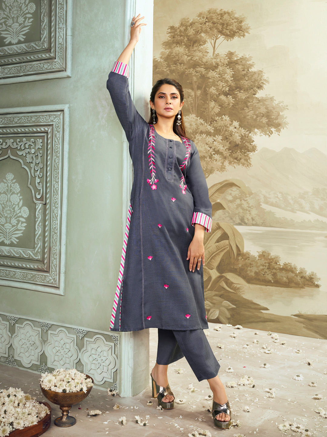 Jennifer Winget Bhama Couture Grey Embroidered Straight Kurta Set.