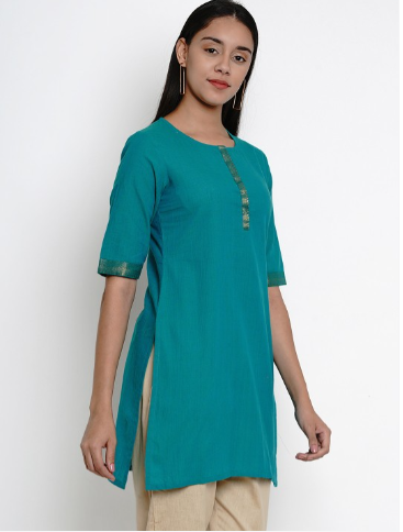 Green solid straight kurta, has a round neck, short sleeves