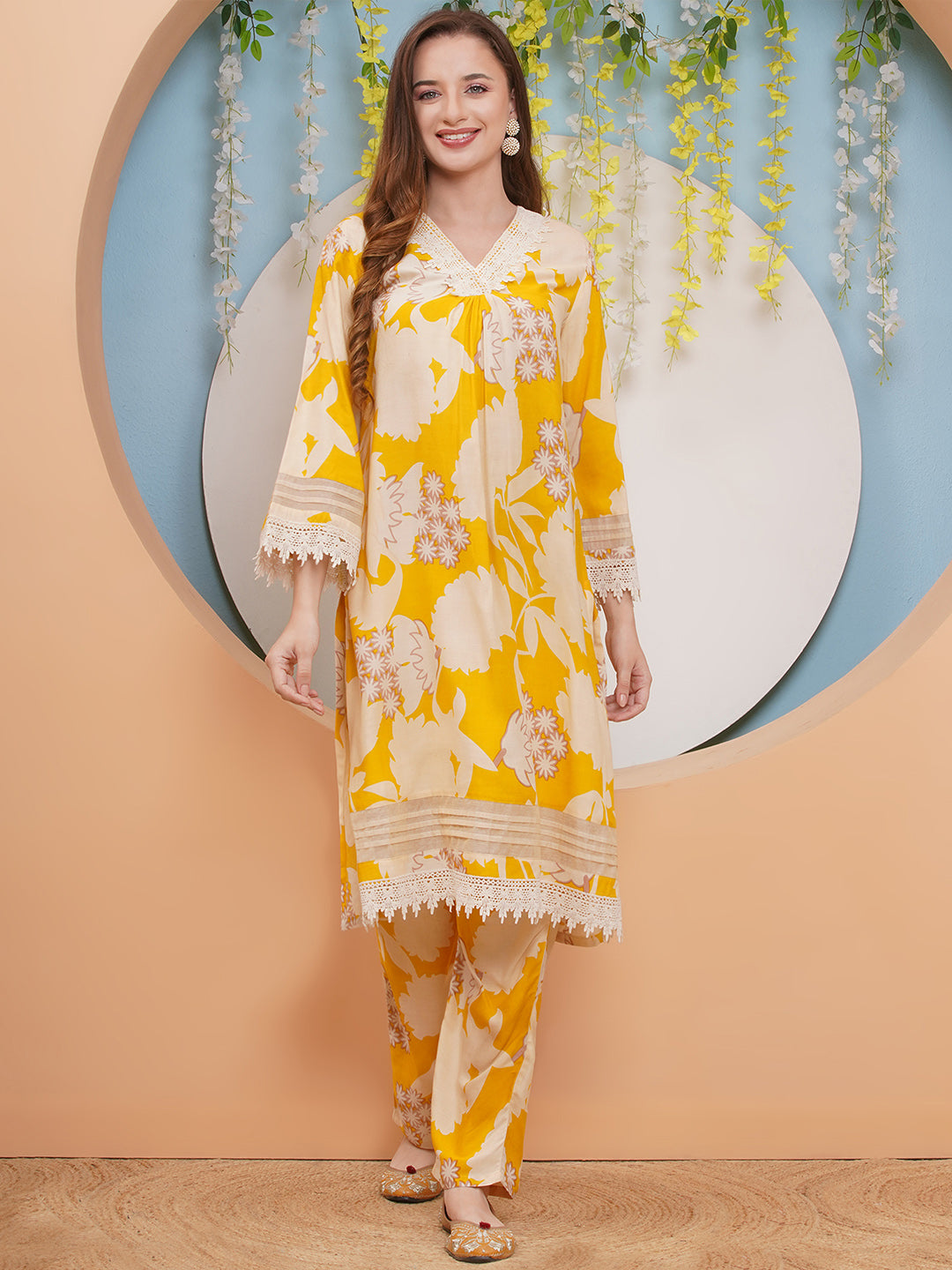 Women Floral Printed Regular Thread Work Kurta with Trousers