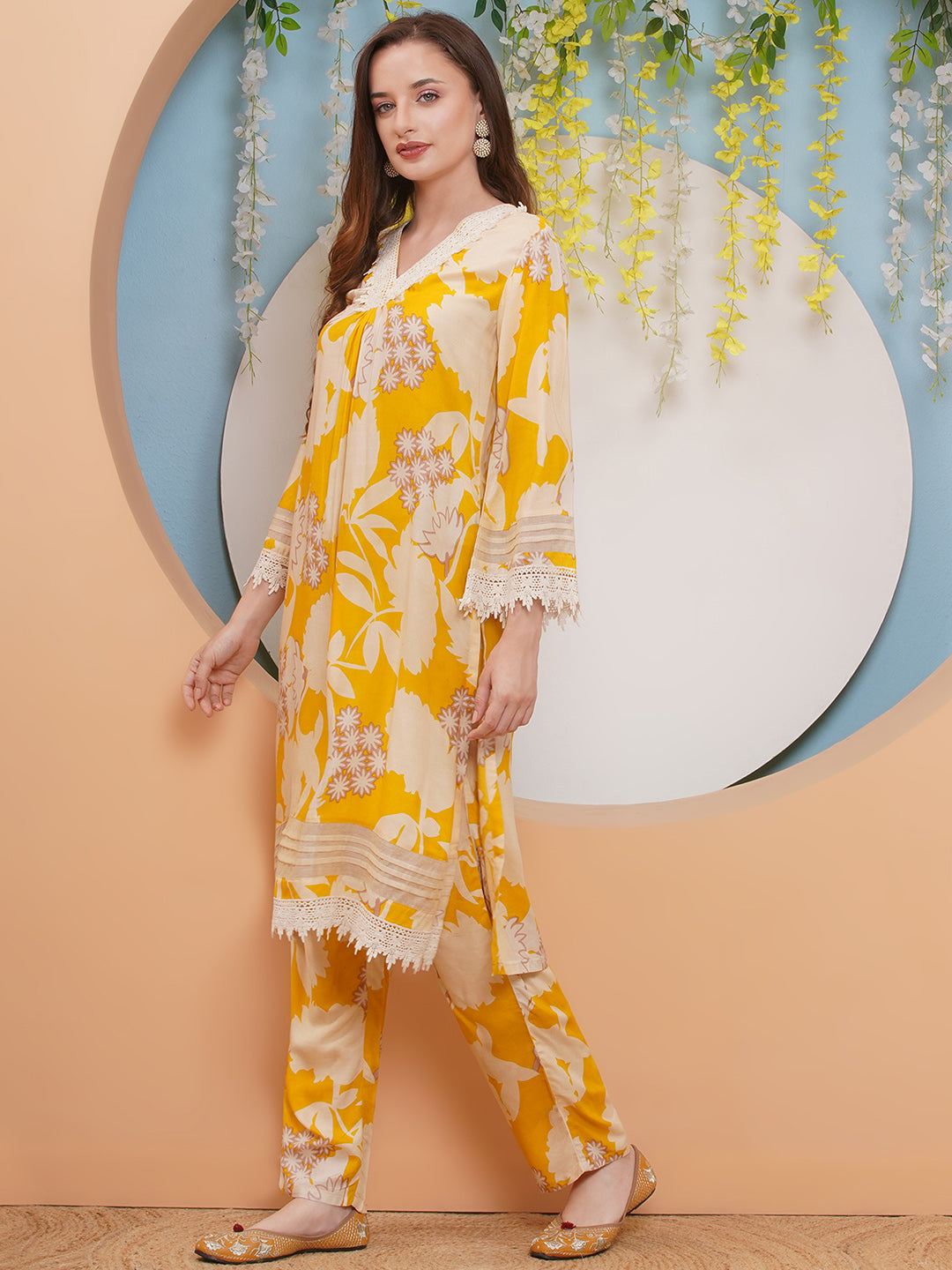 Women Floral Printed Regular Thread Work Kurta with Trousers