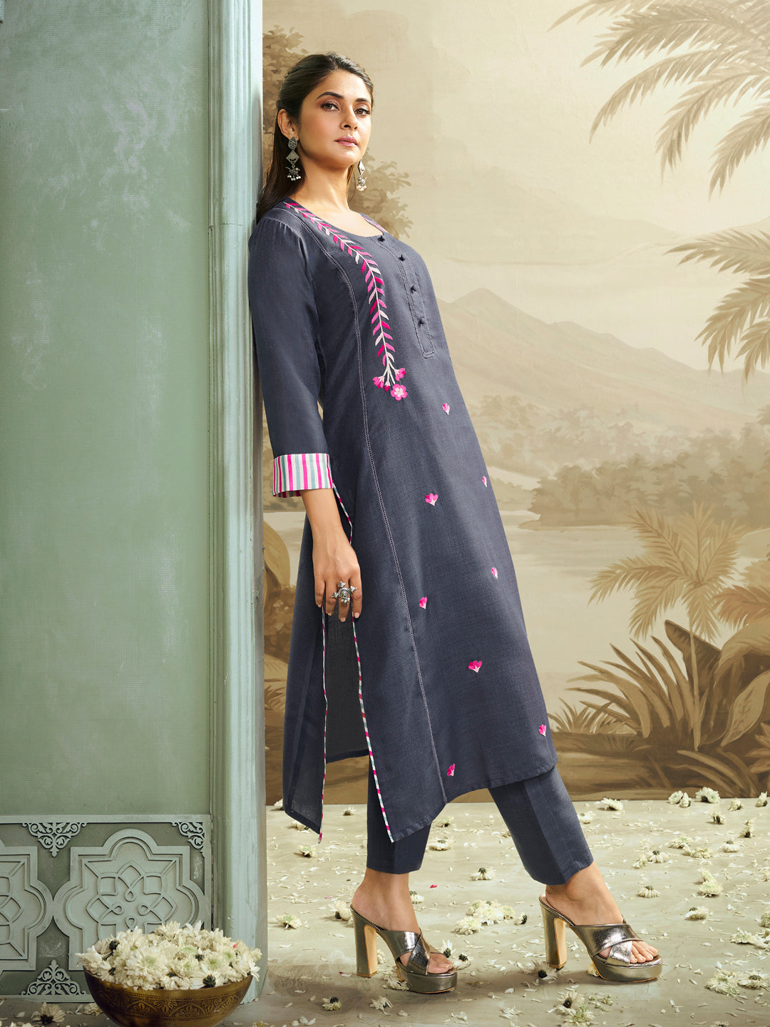 Jennifer Winget Bhama Couture Grey Embroidered Straight Kurta Set.
