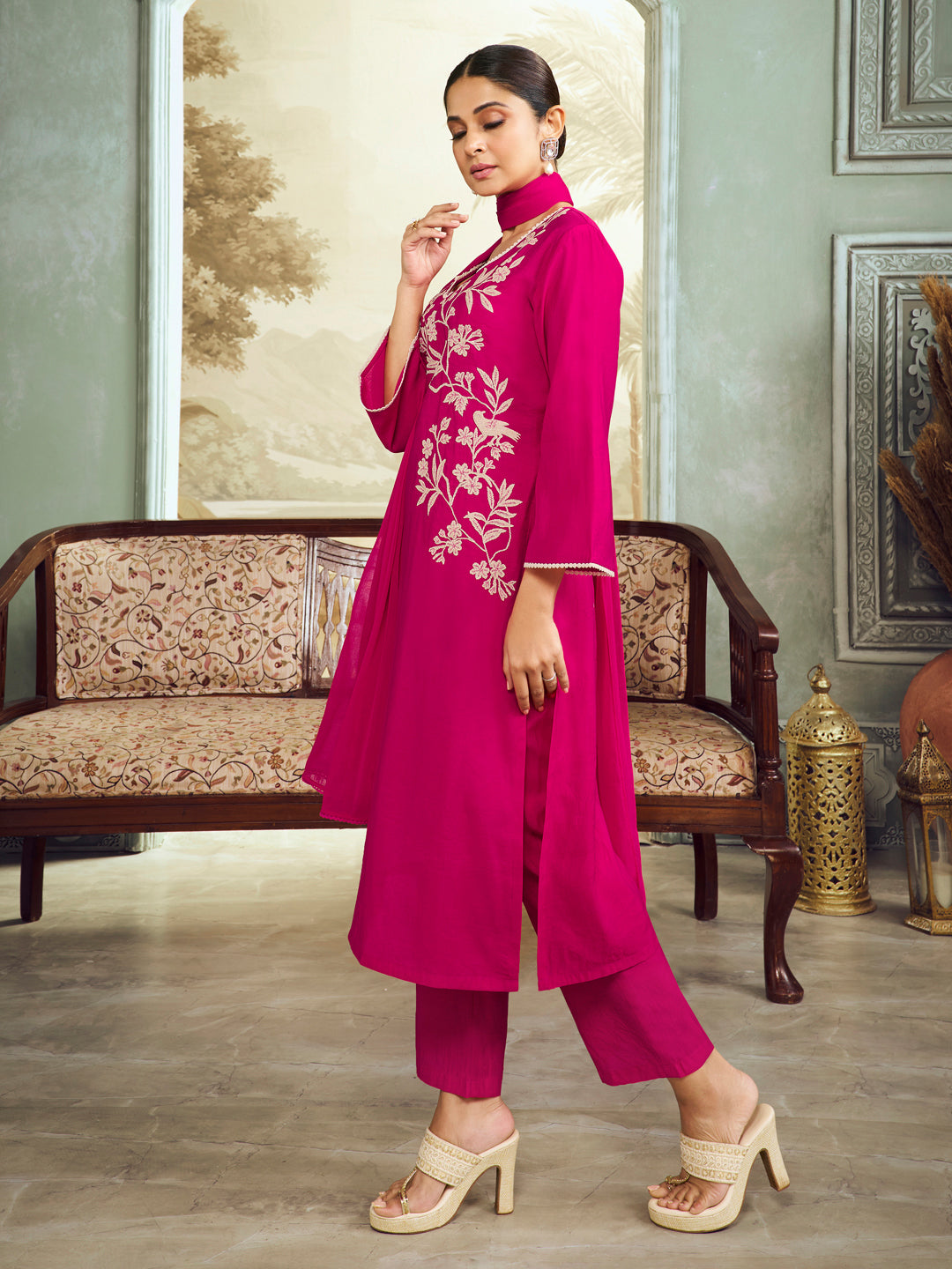 Jennifer Winget Bhama Couture Pink Embroidered Straight Kurta Set With Dupatta.