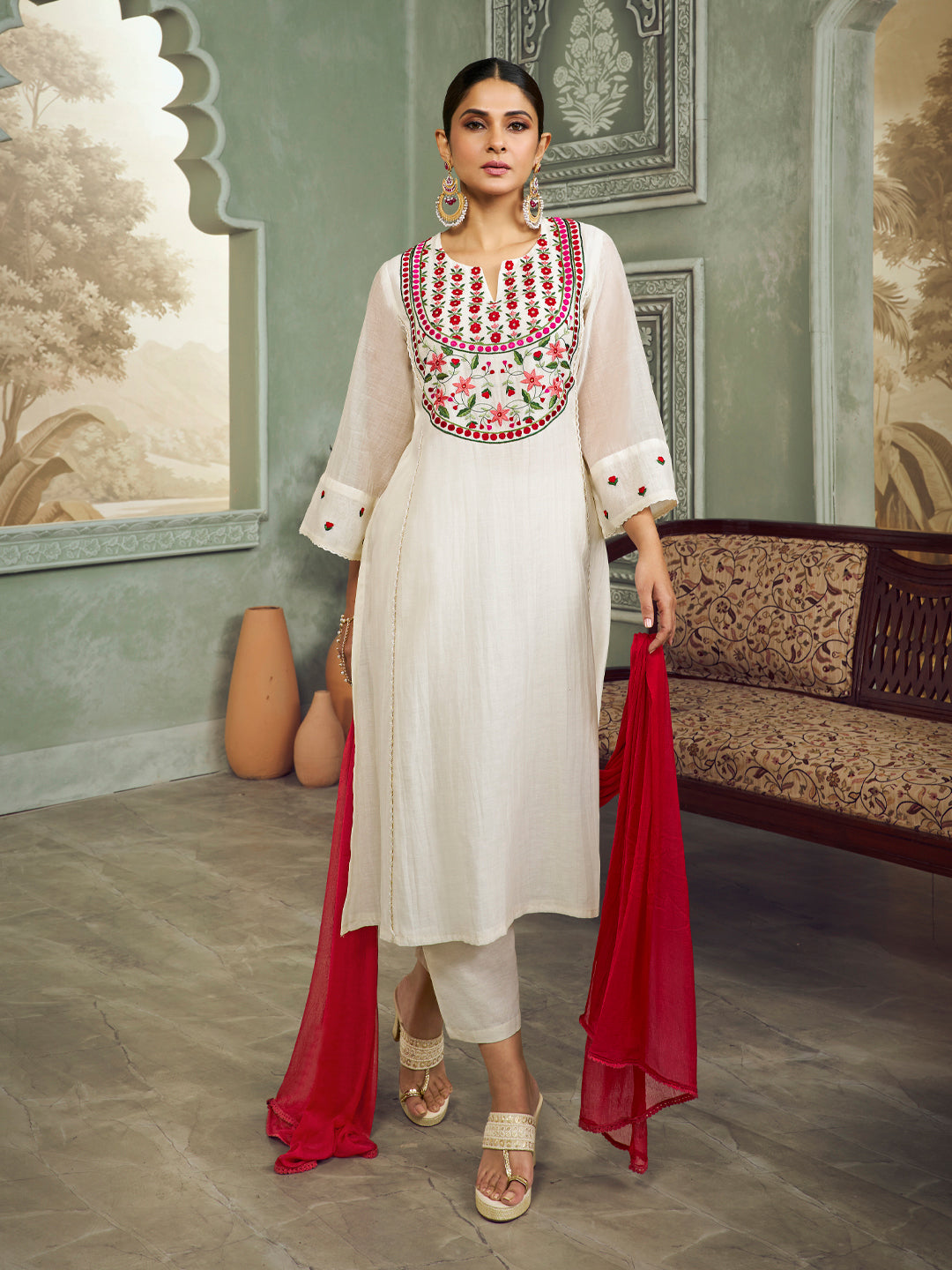 Jennifer Winget Bhama Couture Off White Embroidered Yoke Straight Kurta Set With Dupatta.