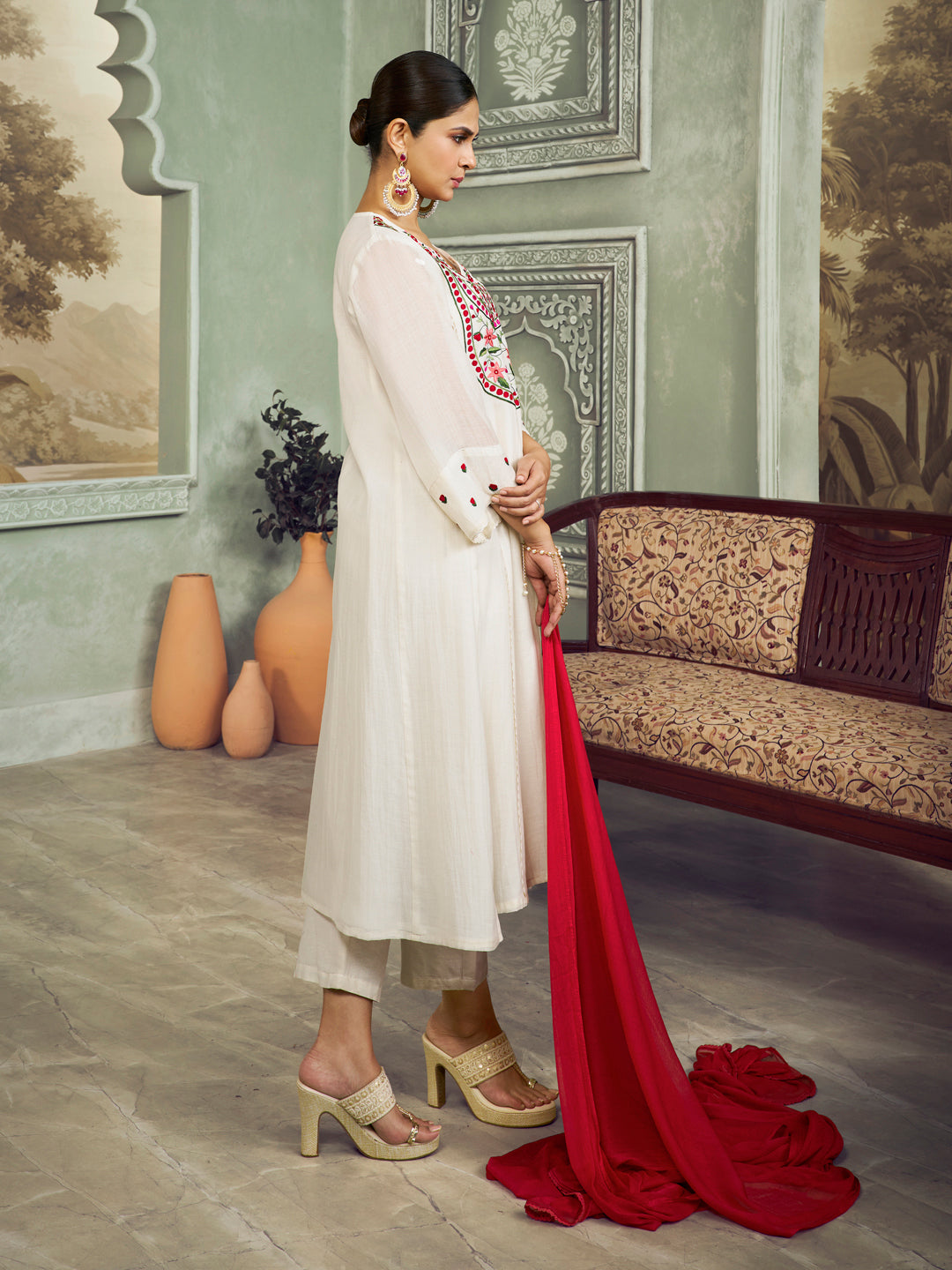 Jennifer Winget Bhama Couture Off White Embroidered Yoke Straight Kurta Set With Dupatta.