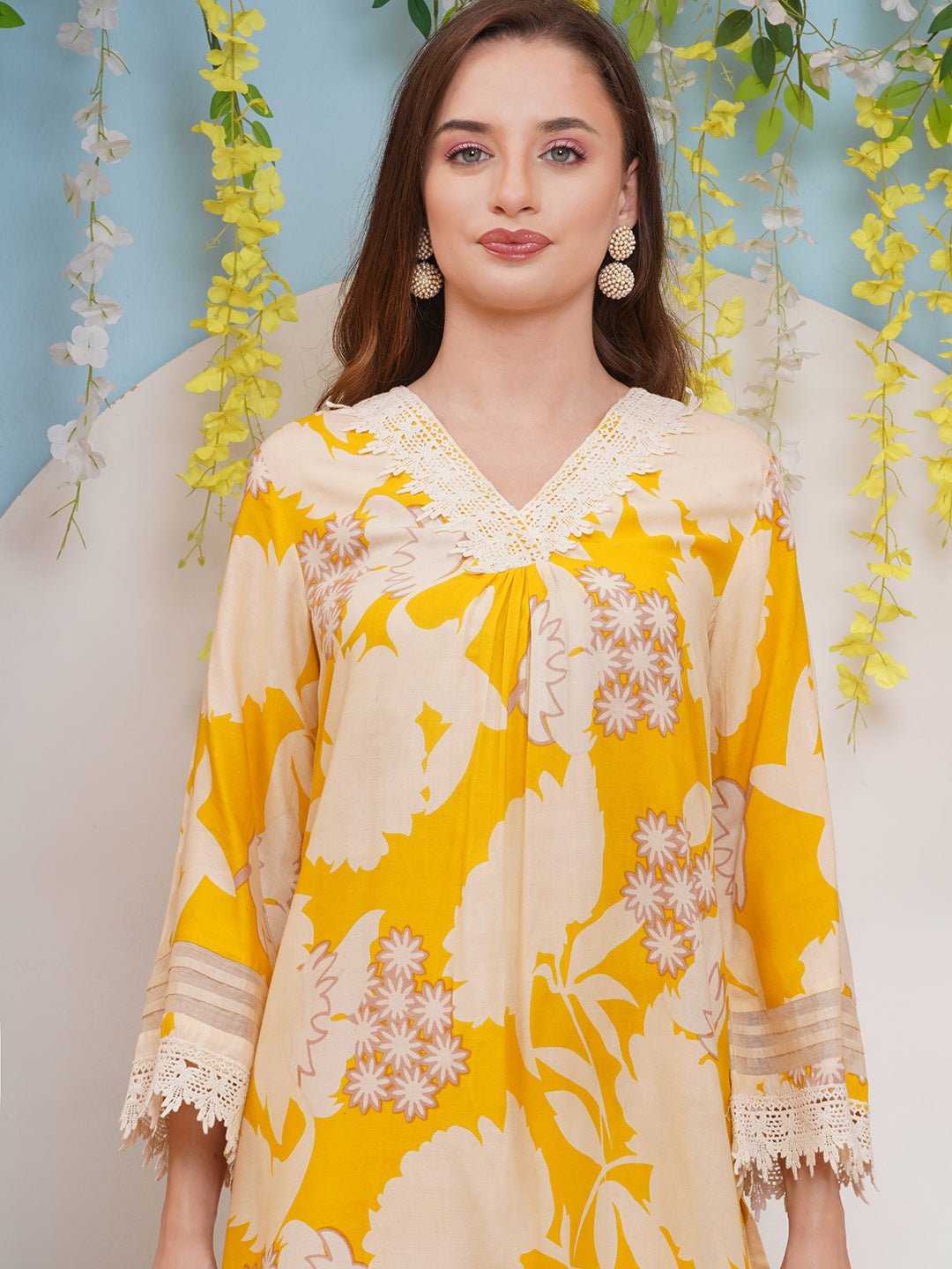 Women Floral Printed Regular Thread Work Kurta with Trousers