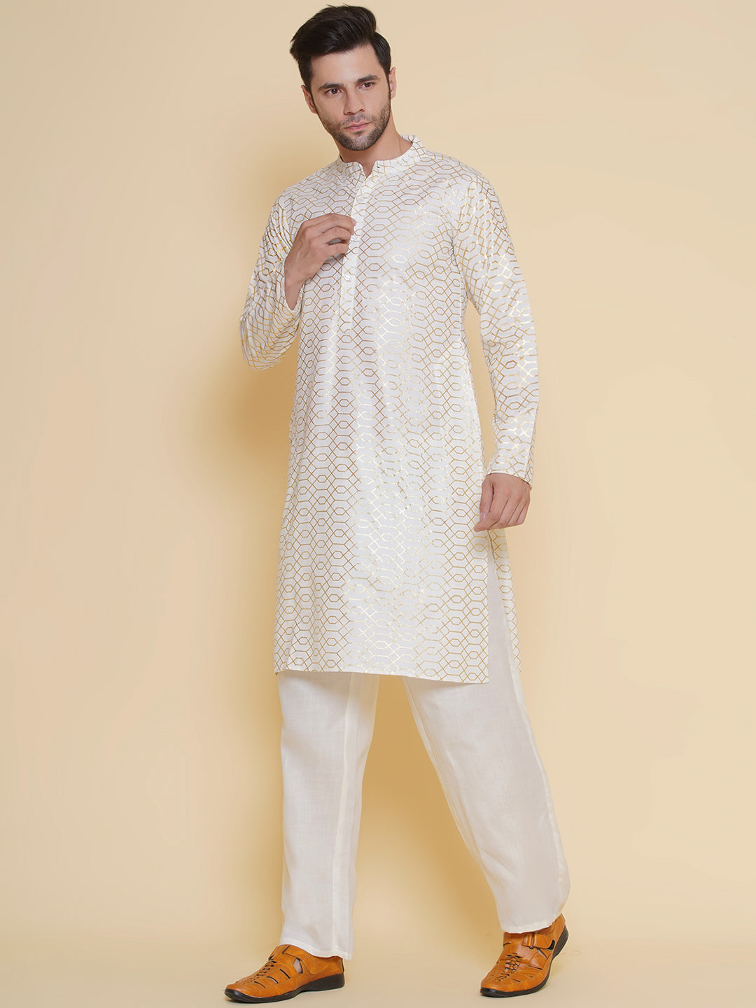 Baawara By Bhama Men off-white ethnic motifs Foil Printed Festive Kurta Pyjamas