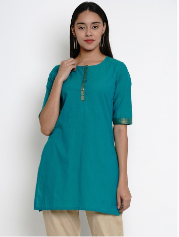 Green solid straight kurta, has a round neck, short sleeves