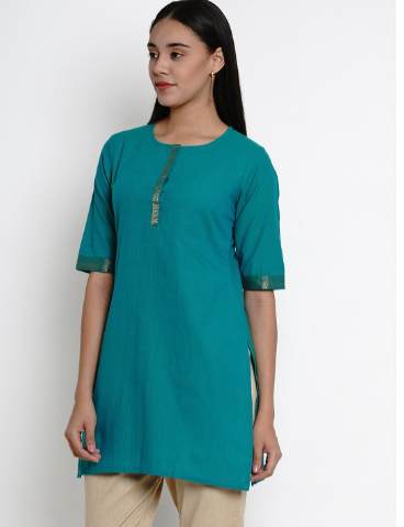 Green solid straight kurta, has a round neck, short sleeves