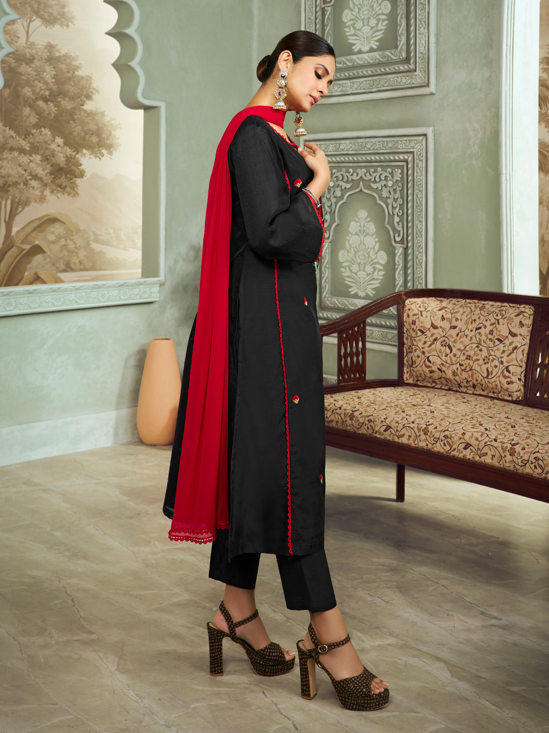 Jennifer winget Bhama Couture Black Floral Embroidery Straight Kurta Set With Printed Dupatta