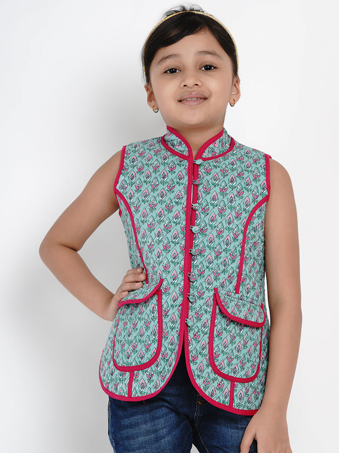 Bitiya by Bhama 
Girls Green & Pink Printed Tailored Jacket