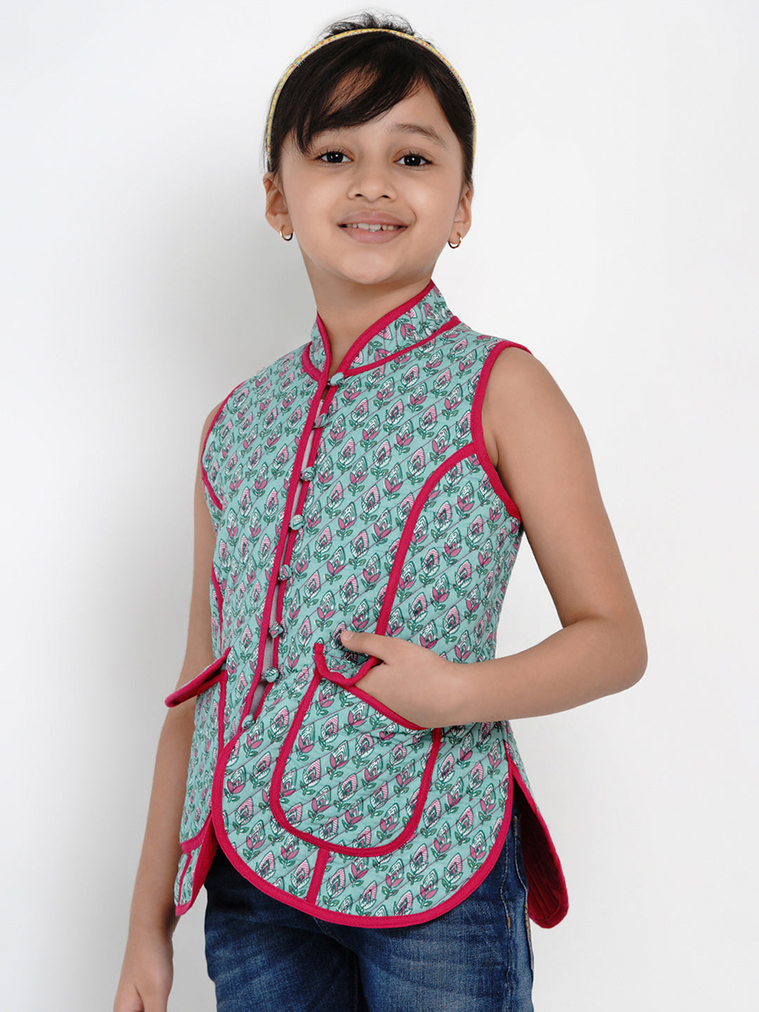 Bitiya by Bhama 
Girls Green & Pink Printed Tailored Jacket