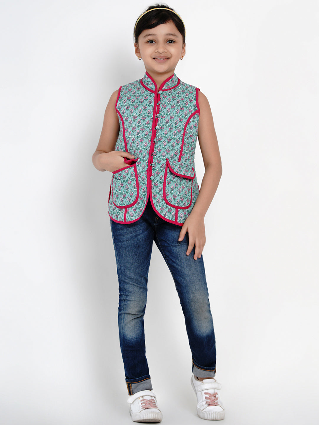 Bitiya by Bhama 
Girls Green & Pink Printed Tailored Jacket