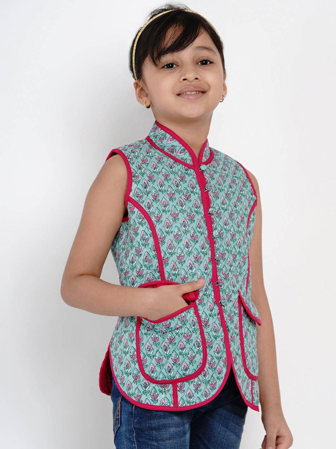 Bitiya by Bhama 
Girls Green & Pink Printed Tailored Jacket